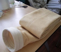 PTFE針刺氈采用PTFE（聚四氟乙烯纖維）經(jīng)三維針刺而成的一種過(guò)濾材料.PTFE纖維為大分子線性結(jié)構(gòu)，因而具有極強(qiáng)的耐溫、耐磨、耐腐、耐化學(xué)穩(wěn)定性,廣泛適用于鋼鐵、電力、垃圾焚燒等