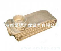 易清灰針刺氈是在普通滌綸針刺氈的基礎(chǔ)上進(jìn)行表面燒毛、壓光處理，易清灰針刺氈使之表面光滑,透氣性能好,易清灰針刺氈在使用中大大降低除塵器收塵袋清除灰塵的勞動(dòng)強(qiáng)度。
